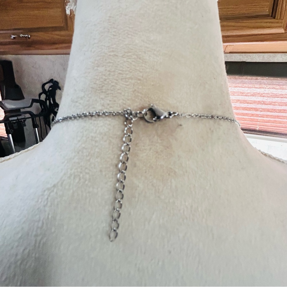 Handcrafted black and white Victorian lady cameo pendant on chain necklace - Picture 4 of 7